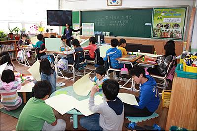 찾아가는 도서관 행사 - 북아트 수업 '나만의 책 만들기' 썸네일 이미지