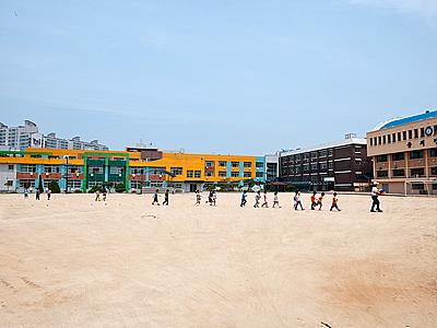 서동초등학교 본관 및 꿈의전당(체육관) 썸네일 이미지
