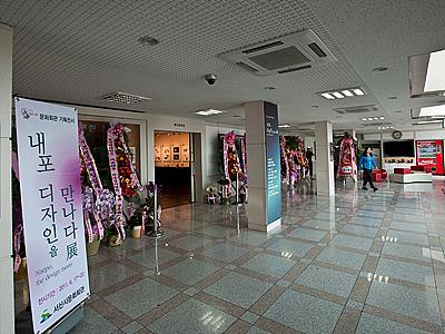 서산시 문화회관 1층 전시실 입구 썸네일 이미지