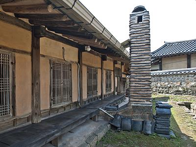 서산 경주김씨 고택 사랑채 앞마당 썸네일 이미지